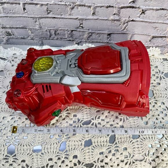 Marvel Avengers Endgame Red Infinity Gauntlet - Picture 5 of 5